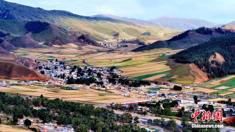 祁连山腹地秋景迷人 色彩斑斓如“大地油画”