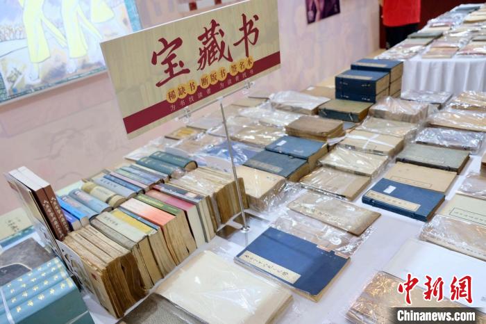 各类稀缺书、断版书、签名本在上海书展现场展销。王笈 摄
