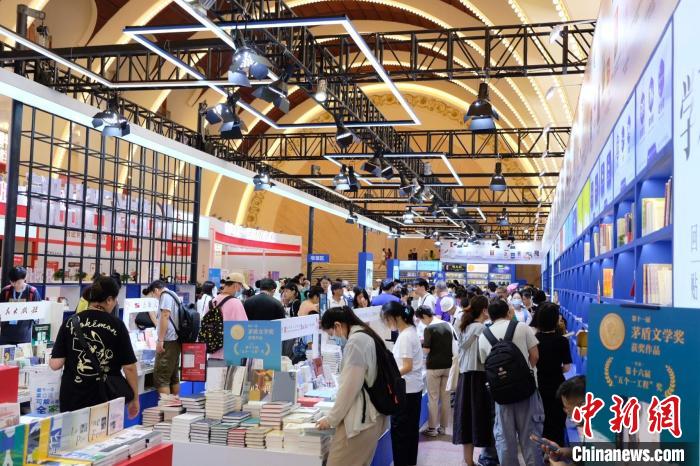 8月21日，爱书人在2023上海书展逛展购书。王笈 摄