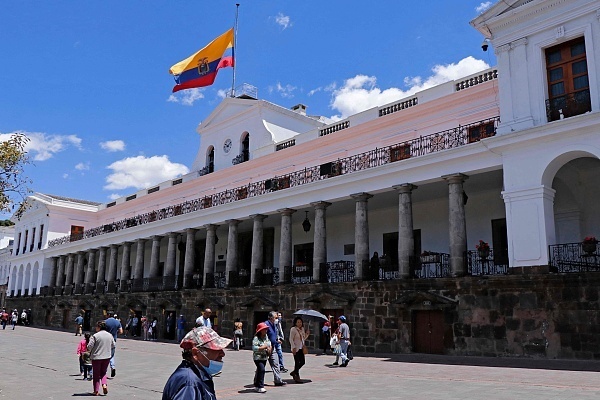当地时间8月10日，厄瓜多尔总统候选人比利亚维森西奥遇刺身亡后，卡隆德雷特宫降下半旗。（图源：央视新闻）