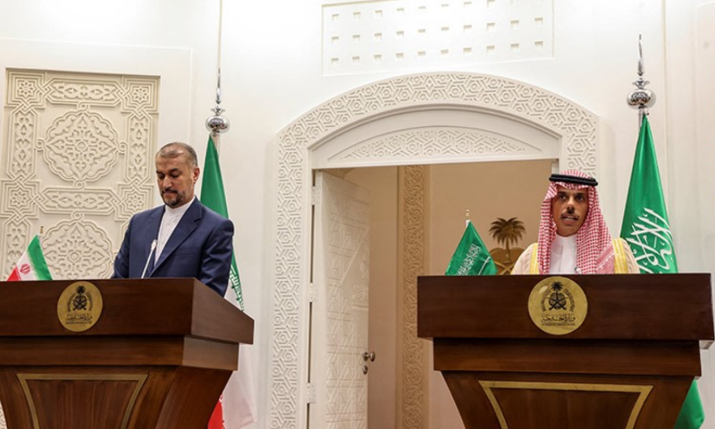 2023年8月17日，沙特外交大臣（右）与伊朗外长（左）举行联合新闻发布会。（图源：央视新闻）