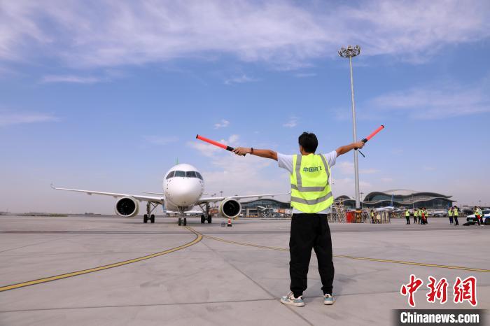 C919大型客机飞抵乌鲁木齐 国产客机新疆演示飞翔周全睁开