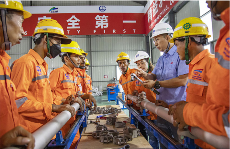 中国中铁中方员工向印尼员工讲解中国标准“简统化”接触网装配工艺