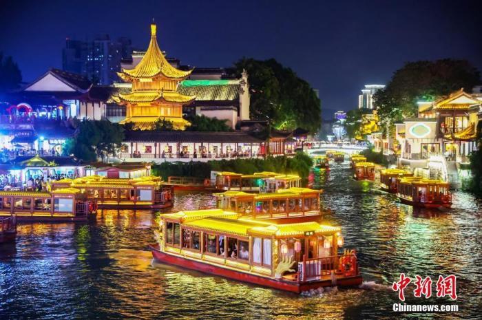 资料图：江苏南京，秦淮河上画舫游弋。 <a target='_blank' href='/'>中新社</a>记者 泱波 摄
