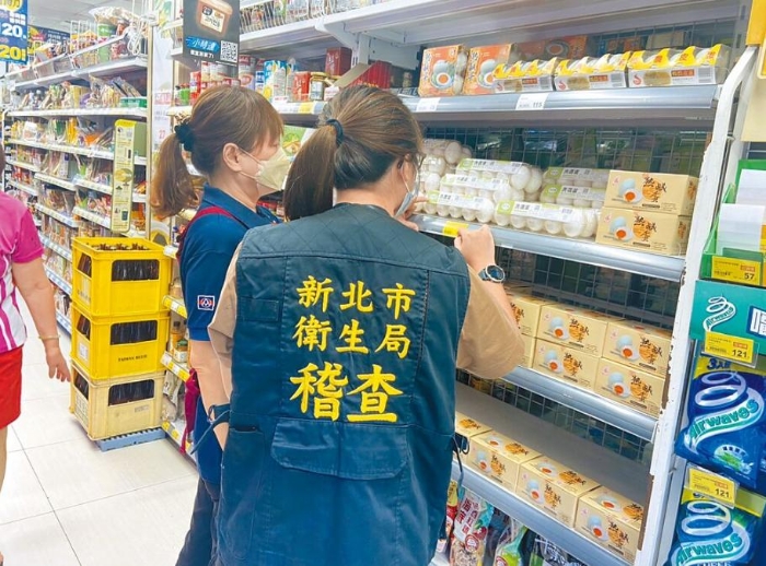 新北市衛生局至全聯超市查核是否仍有販賣台農巴西進口蛋。圖片來源：台灣《中國時報》。