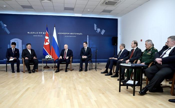 当地时间13日，俄罗斯总统普京和朝鲜领导人金正恩在俄罗斯东部会面，图为两国领导人及代表团一同举行会谈。图片来源：俄罗斯克里姆林宫网站