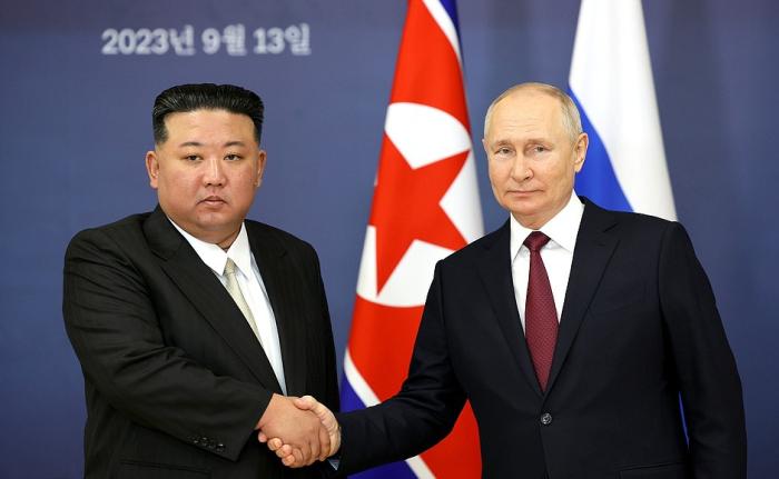 普京与金正恩握手。图片来源：俄罗斯克里姆林宫网站