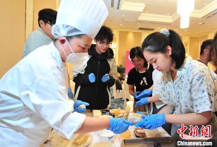 台胞在吉林长春手工制作月饼迎中秋