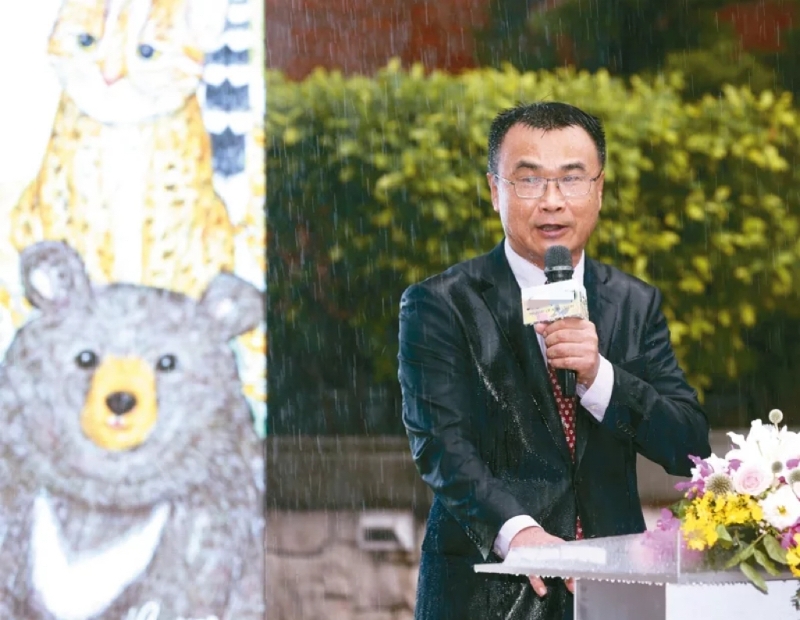 台农业部门8月成立时，陈吉仲刻意不拿伞在雨中致词。（图源：台湾《联合报》）