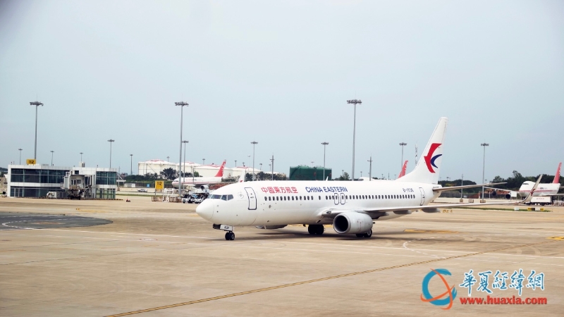 8日下午13时26分台北直飞武汉的东航武汉公司MU2088航班稳降落在武汉天河机场。图湖北省台办提供