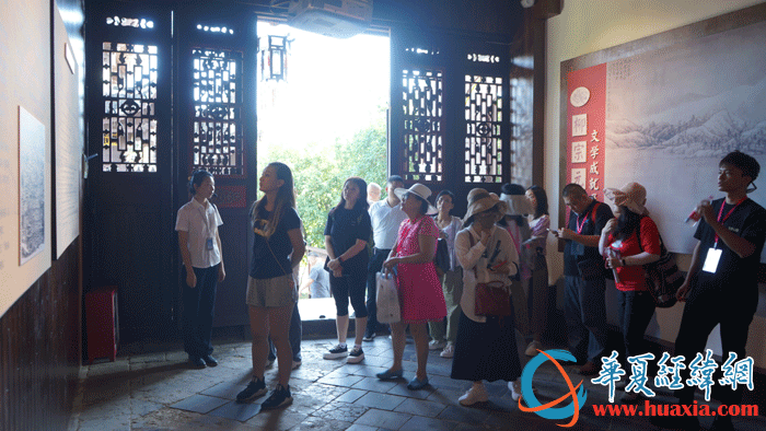 采访团一行参观永州柳子庙。（摄影：虞鹰）