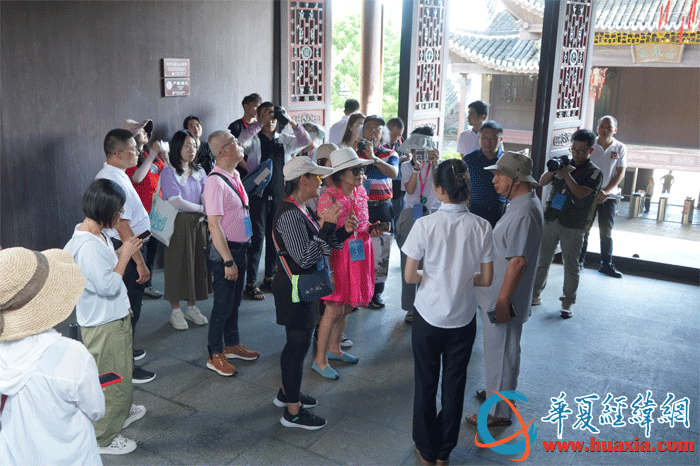 采访团一行参观永州柳子庙。（摄影：虞鹰）