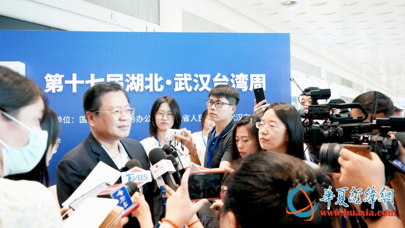 台湾商业总会及理事长许舒博现场接受两岸媒体记者采访 摄 黄杨
