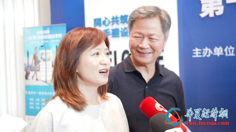 台湾政治大学教授、自媒体人赖岳谦及其夫人周玉琴现场接受两岸媒体记者采访 摄 黄杨