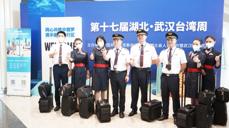 航班机组人员现场纪念合影打卡 摄 黄杨