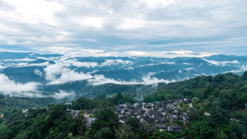 被山林与茶园环绕的景迈山翁基村一景（无人机照片，9月17日摄）