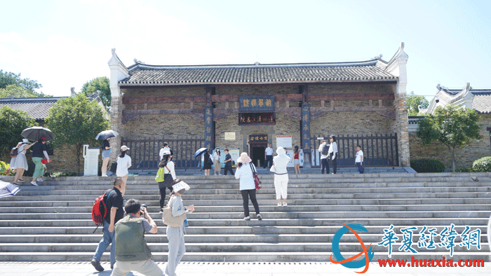 采访团一行走进道县濂溪书院暨濂溪祠。（摄影：虞鹰）