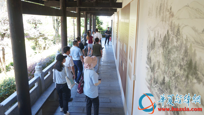 采访团一行走进道县濂溪书院暨濂溪祠。（摄影：虞鹰）