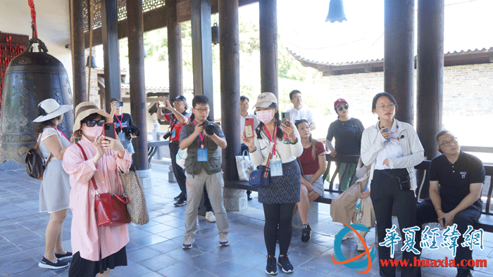 采访团一行走进道县濂溪书院暨濂溪祠。（摄影：虞鹰）