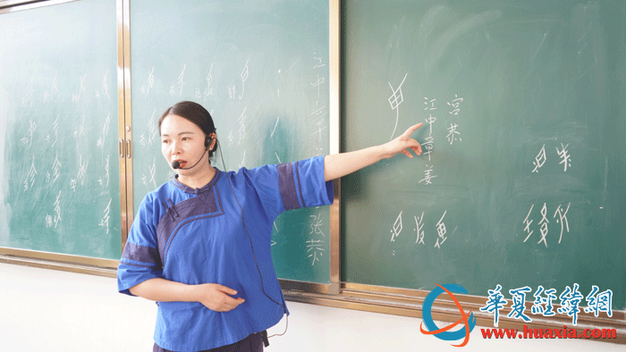 江永女书传承人胡欣介绍女书书写规则。（摄影：虞鹰）