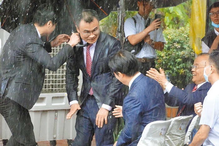 图为台当局农业部门8月1日挂牌成立，陈吉仲（中上）致词时下大雨，也让赖清德（中下）湿了半边身