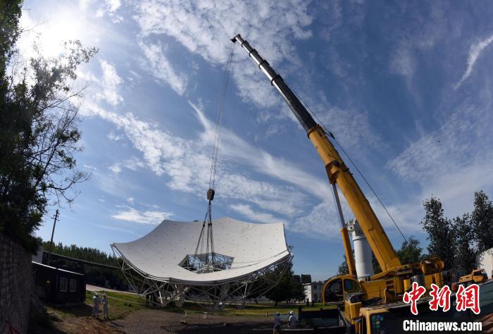 中国牵头研制！全天下最大射电地舆望远镜阵列首台中频天线正式吊装
