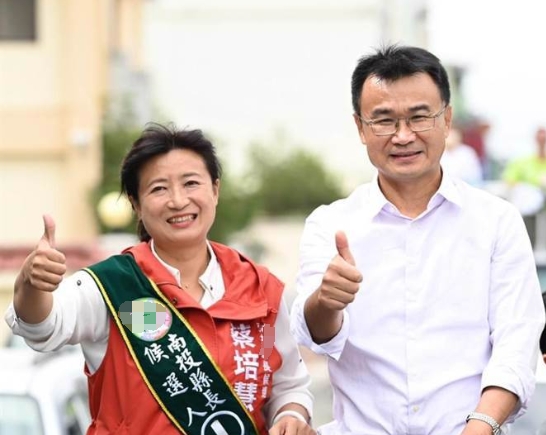 图为2022年南投县长选举期间，时任“农委会”主委陈吉仲（中），陪同时任县长候选人蔡培慧(左)扫街拜票