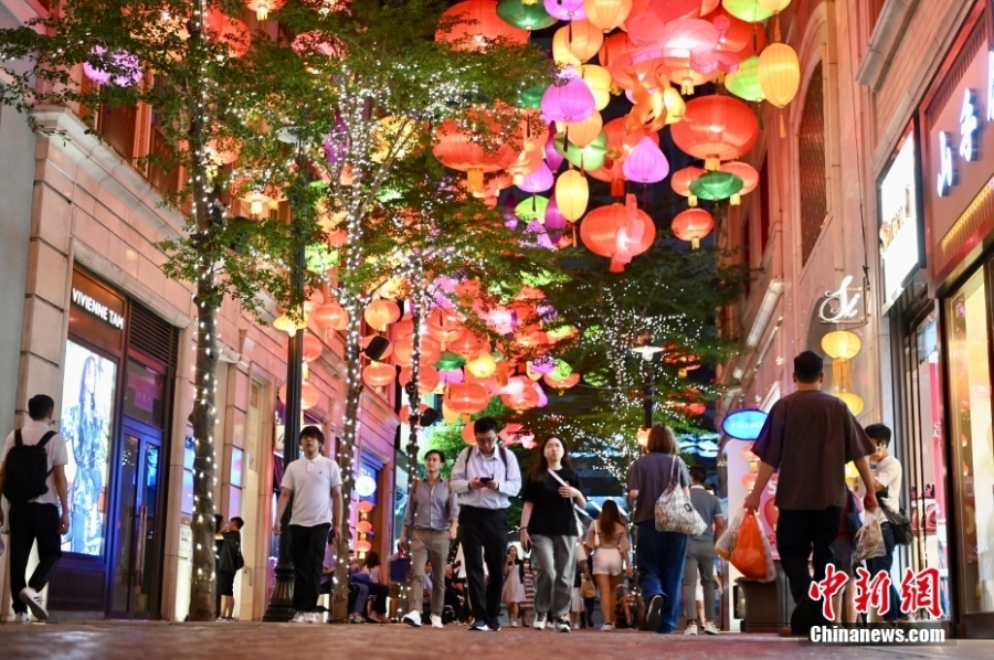 香港湾仔利东街挂逾800个中式灯笼迎中秋