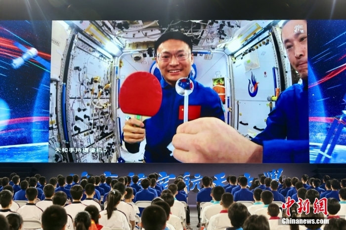 “博士乘组”初次太空授课 中国空间站演出“乒乓球”大赛