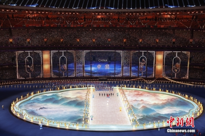 9月23日，杭州第19届亚运会开幕式在浙江杭州奥体中间行动场举行。图为中国代表团入场。<a target='_blank' href='/'>中新社</a>记者 韩海丹 摄
