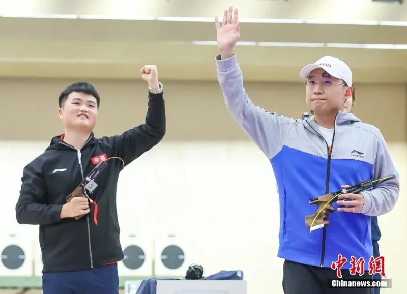中国选手李越宏(右)、刘杨攀(左)分获金银牌。<a target='_blank' href='/'>中新社</a>记者 贾天勇 摄