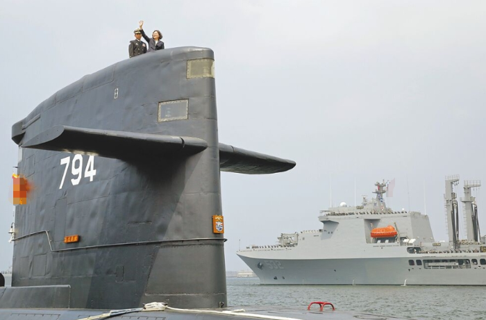 图为蔡英文（右）2017年登上海虎潜舰帆罩，宣示潜舰台造启动