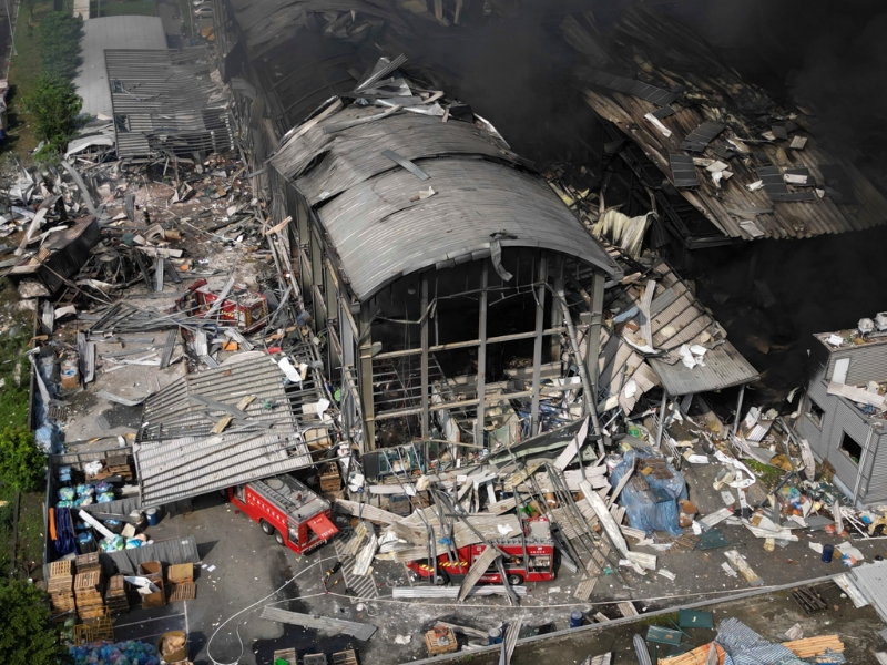 屏东明扬高尔夫球厂22日发生爆炸，火场23日持续闷烧，三部救火的消防车在爆炸中被埋在瓦砾堆中。（资料照片 黄子明摄） 图片来源：台湾“中时新闻网”