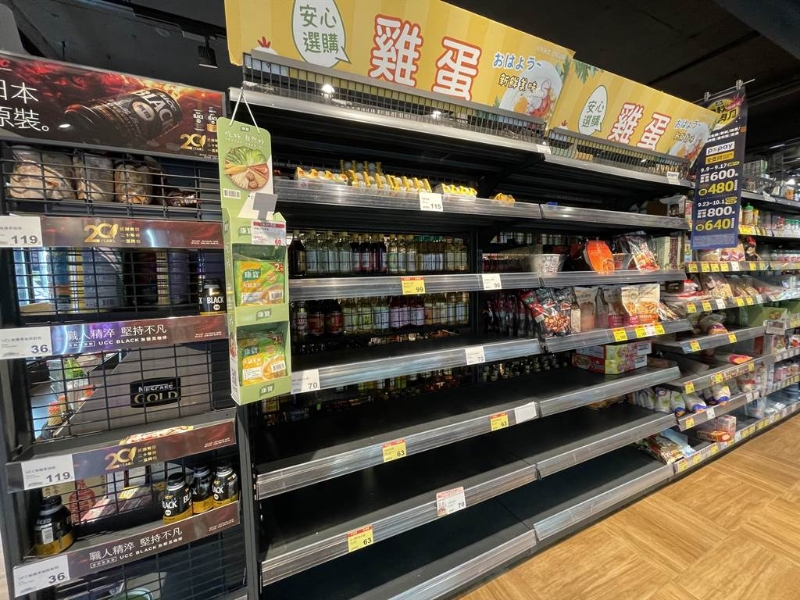 台北市部分地区连锁超市24日中午时段架上蛋品，几乎销售一空。(蔡佩珈摄) 图片来源：台湾“中时新闻网”