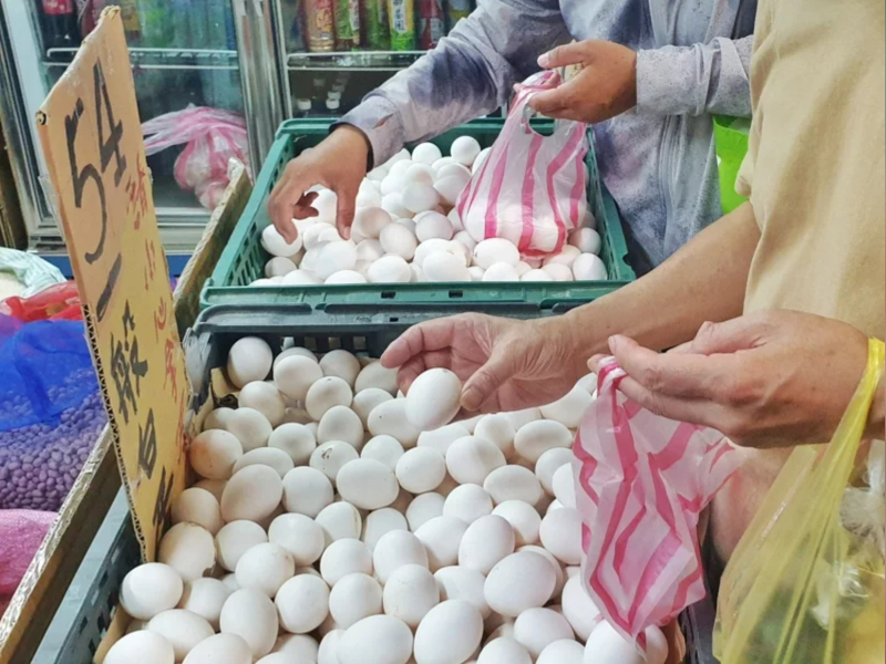 蛋价又涨，图为台湾民众在传统市场采购鸡蛋。本报资料照 图片来源：台湾“联合新闻网”