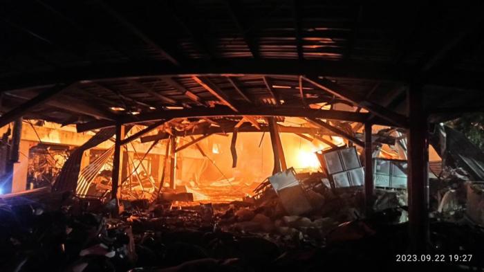 台湾屏东一工厂22日发生爆炸，厂房持续窜出浓烟。图片来源：台湾中时新闻网 屏东消防局提供.jpg