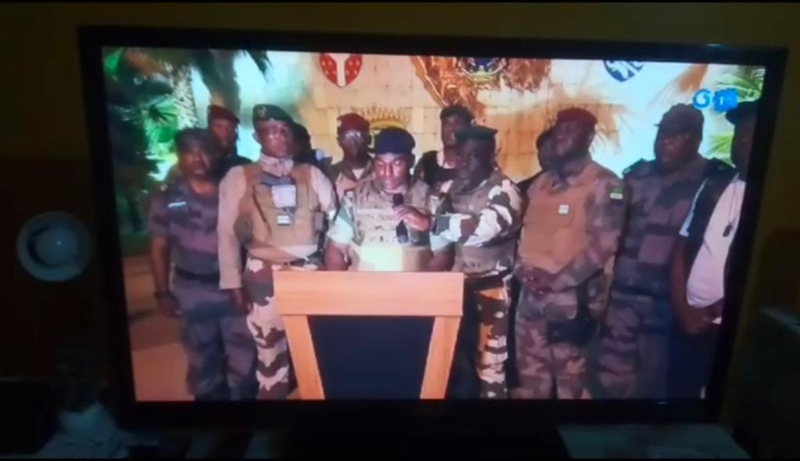 这张翻拍的视频画面显示，加蓬部分军人当地时间8月30日凌晨通过电视台发布声明。（图源：新华网）