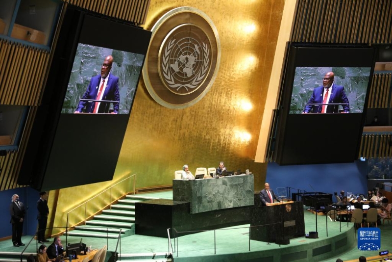 9月5日，在位于纽约的联合国总部，第78届联合国大会主席丹尼斯·弗朗西斯在新一届联大第一次全会上致辞。（图源：新华网）