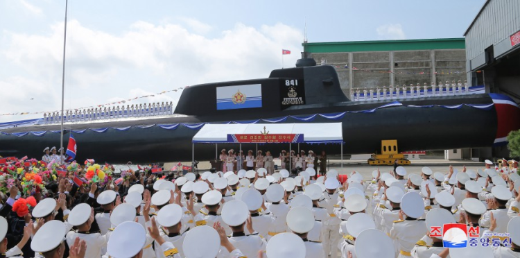 朝鲜6日举行新造潜艇下水典礼，庆祝第一艘战术核攻击潜艇第841号下水。（图源：朝中社）
