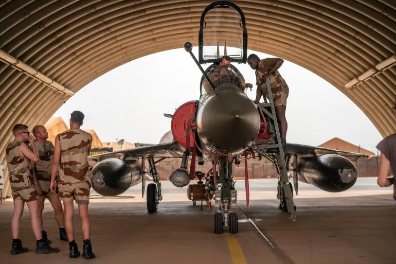法国“新月形沙丘”行动空军成员在尼日尔尼亚美基地。（图源： 美联社）