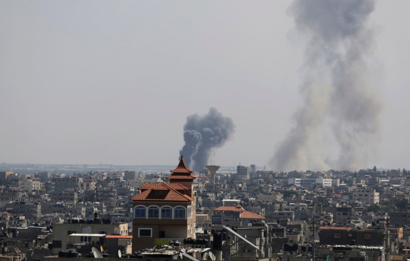 这是10月7日在加沙地带南部城市拉法拍摄的以色列军队空袭造成的浓烟。新华社发(哈立德·奥马尔摄)