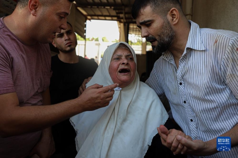 10月7日，遇难者家属在加沙城的一家医院里哭泣。
