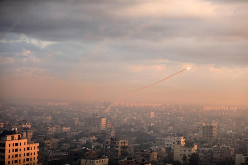 这是10月7日在加沙地带城市汗尤尼斯拍摄的向以色列发射的火箭弹。新华社发(亚西尔·库迪摄)