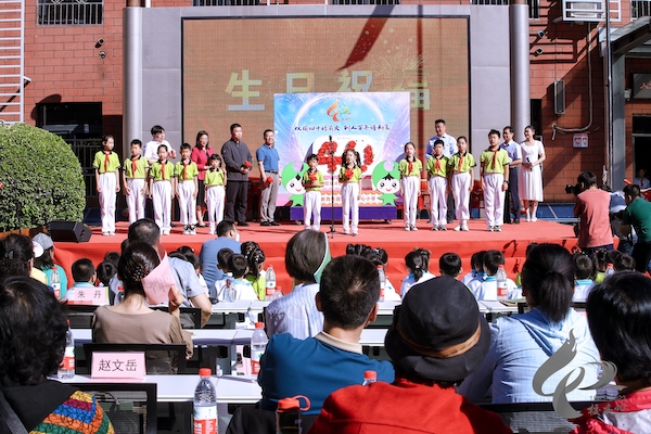 学生代表送祝福.JPG
