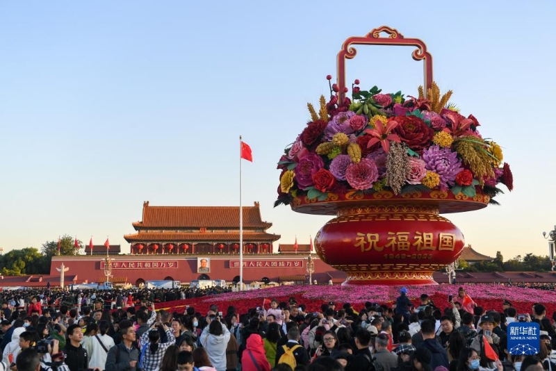 10月1日，在观看升旗仪式后，人们在北京天安门广场参观。（图源：新华社）