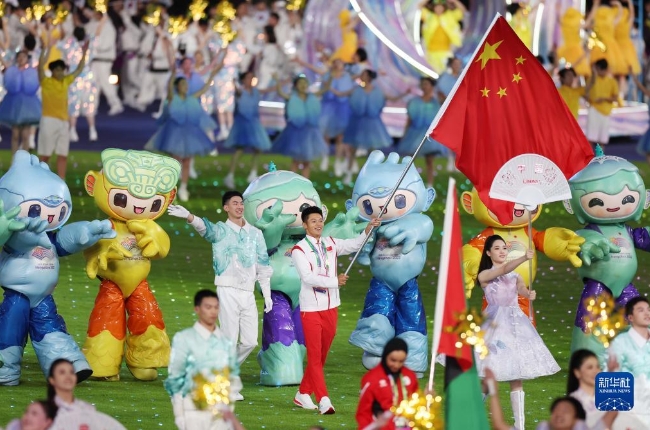 杭州亚运会闭幕式 中国体育代表团旗手谢震业