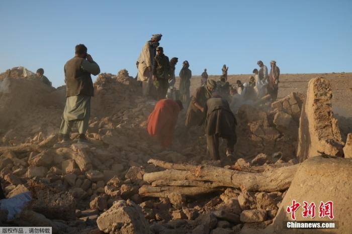 当地时间10月7日，阿富汗赫拉特省Sarbuland村，民众正在清理损毁的房屋。