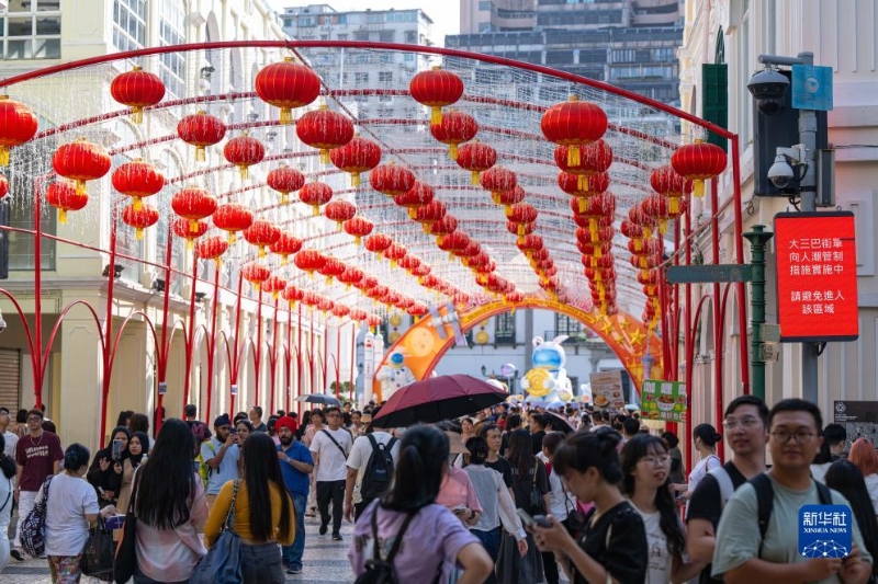 9月30日，游客在澳门议事亭前地游览。（图源：新华社）