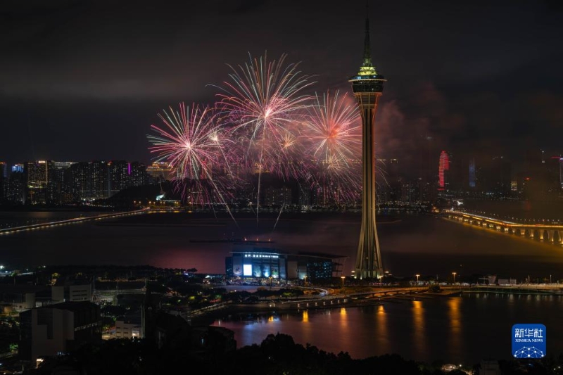 10月1日，烟花在澳门夜空绚烂开放。（图源：新华社）