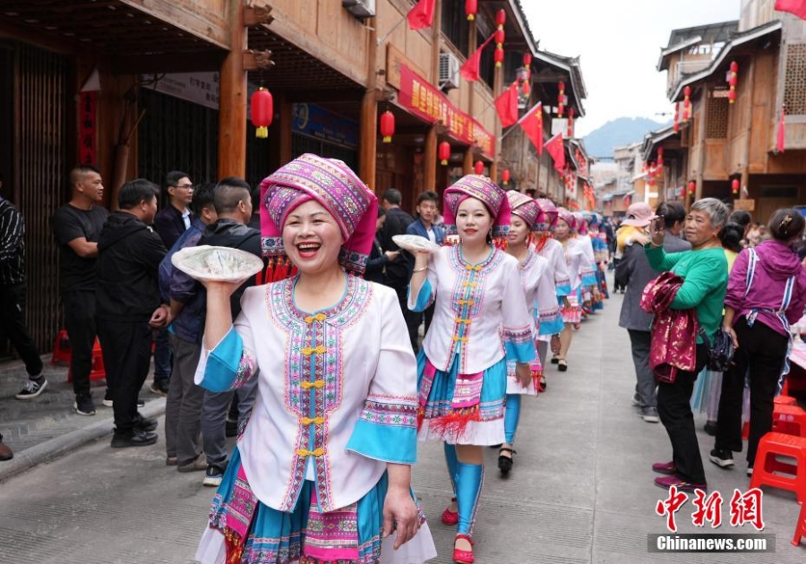 龙胜：万人共庆鱼宴节 长桌上话丰年